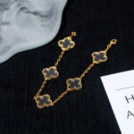 [Eternal Jewelry]CLOVER 5 MOTIF ROCK CRYSTAL PINK GOLD BRACELET - Image 4