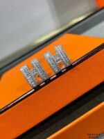 [Eternal Jewelry]H STUD EARRINGS WITH SILVER DIAMONDS - Image 3